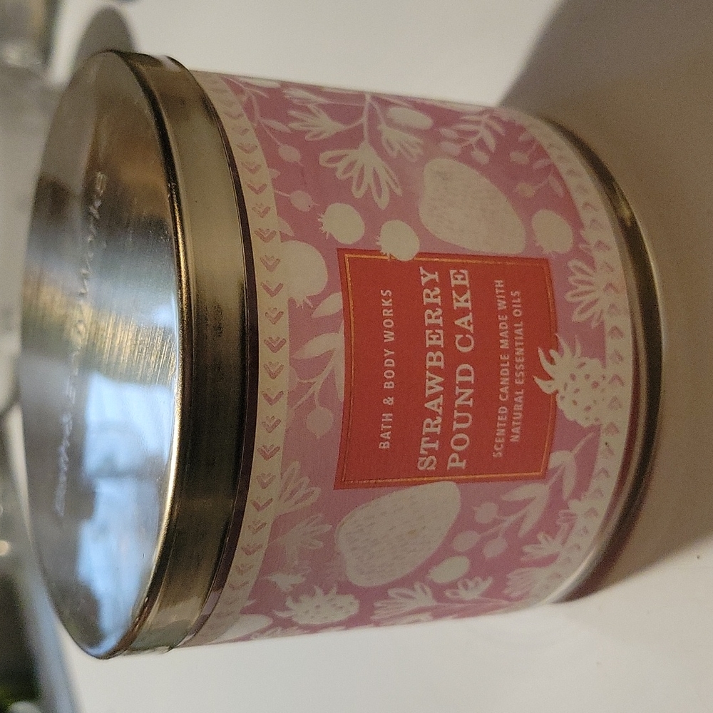 Bath & Body Works Strawberry Pound Cake 3 wick Candle